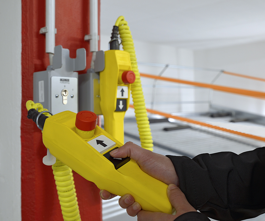 Klaus Multiparking - Referenzobjekt München Betätigen eines Steuerelements für Parksysteme