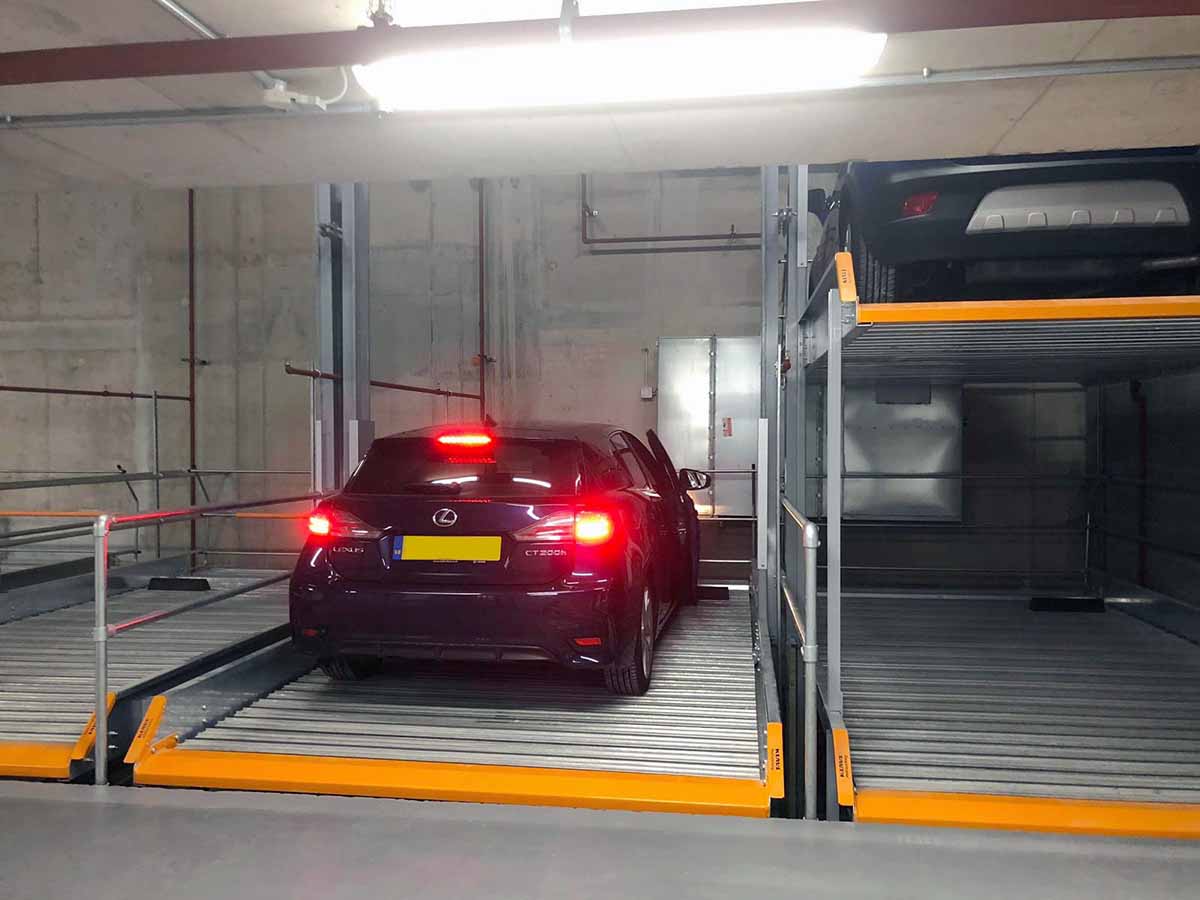 autos-multibase-G63 geparktes Auto auf Parksystem