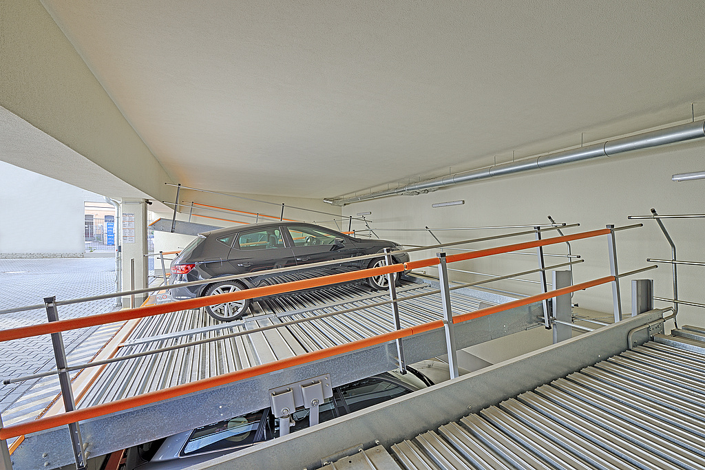 Seitenansicht mit Stellplatz-Plattformen mehrerer Parksysteme