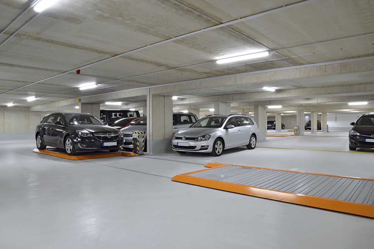 Parkpaletten mit parkenden Pkw