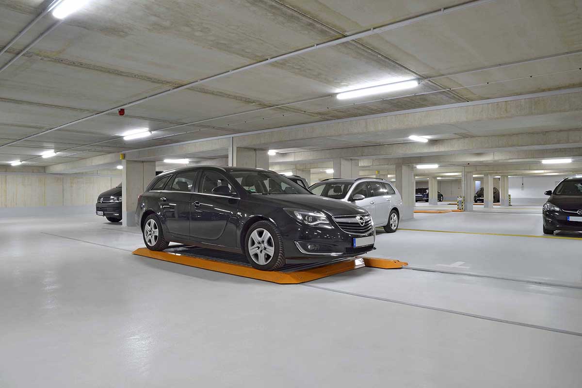 Pkw auf Parkpalette abgestellt