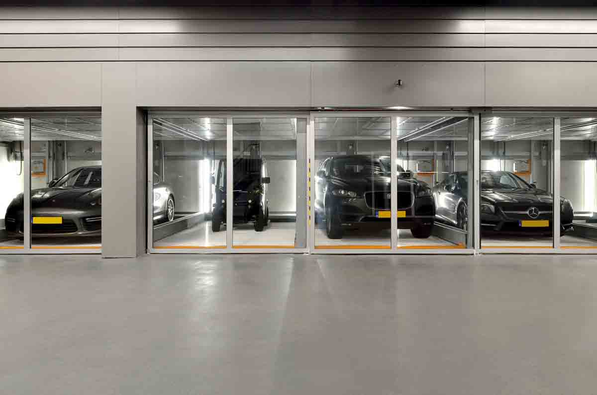 Fahrzeuge geparkt in einem halbautomatischen Parksystem