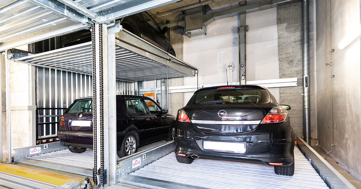 Fahrzeuge auf einem Parksytem abgestellt