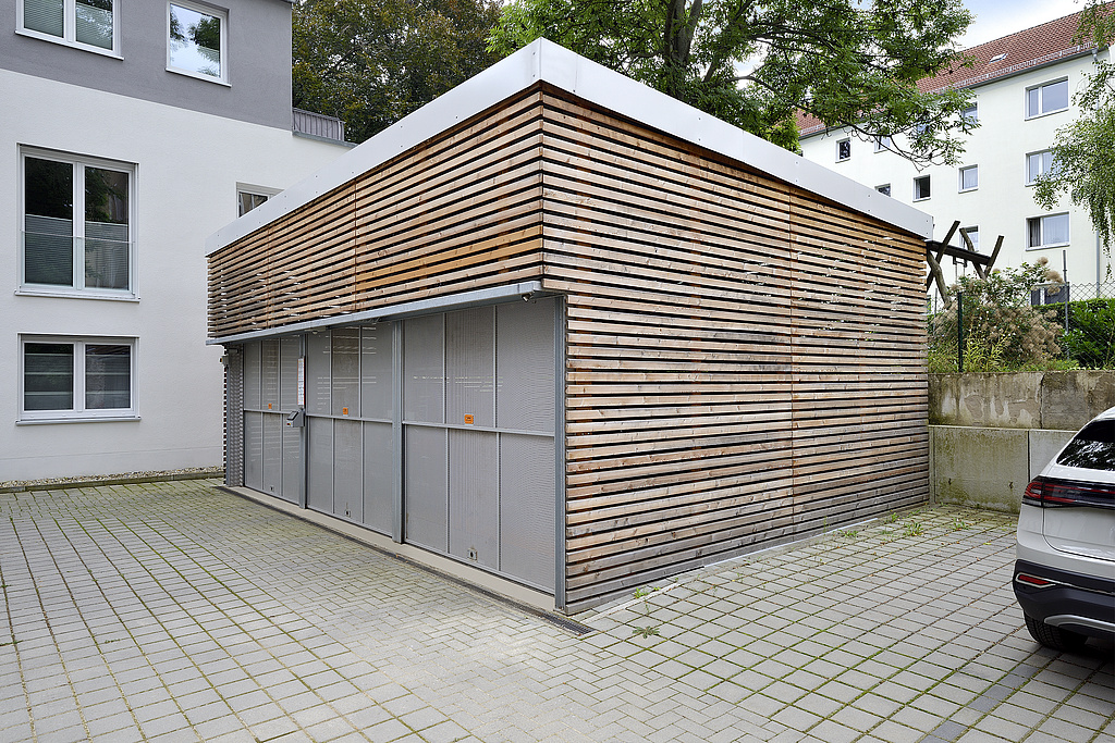 Garage Außenansicht mit Holzfassade
