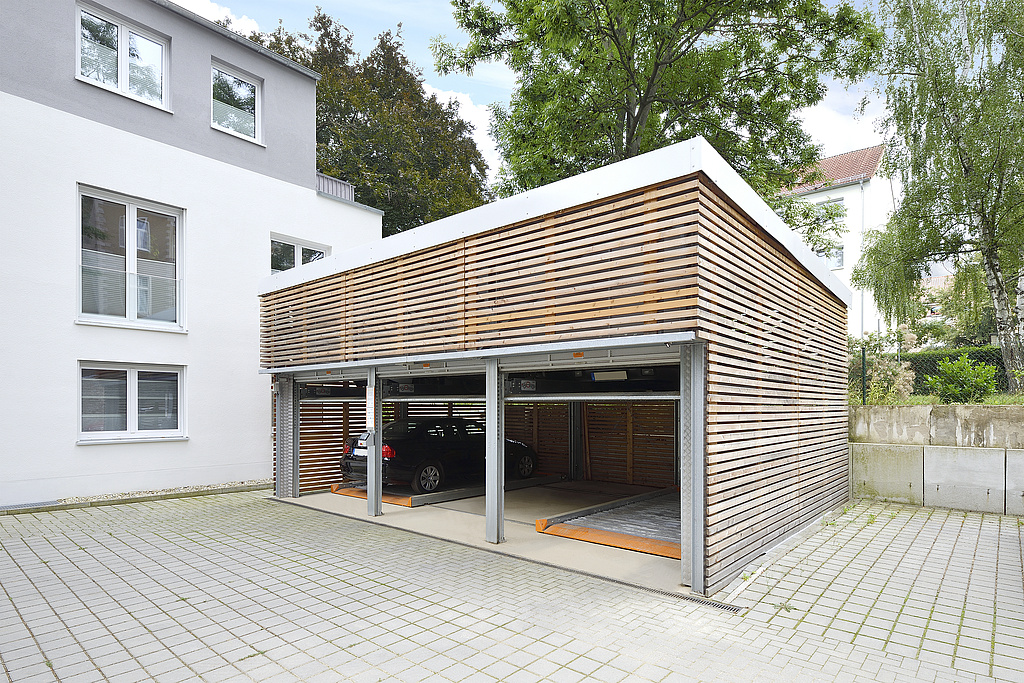 Garage mit Holzfassade und Parksystem