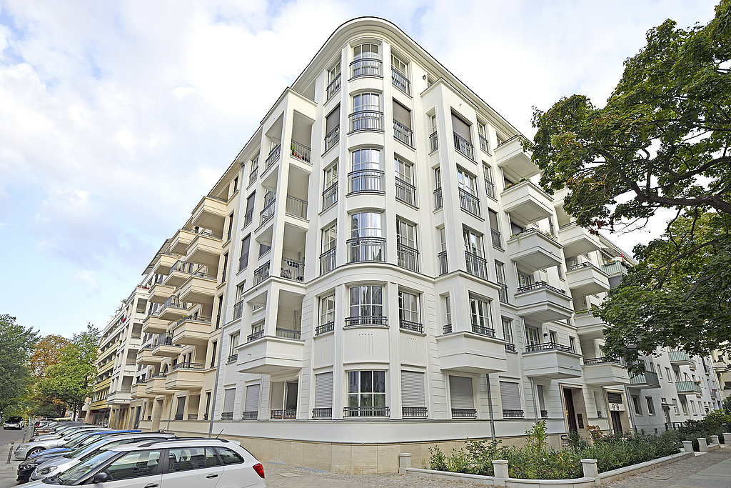 Außenansicht eines Wohngebäudes mit klassizistischer Fassade