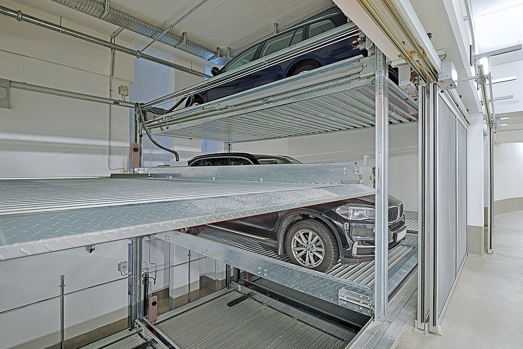 Parksystem mit mehrere Ebenen und parkenden Fahrzeugen