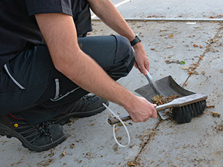 Detailansicht Kehrbesen und Kehrblech