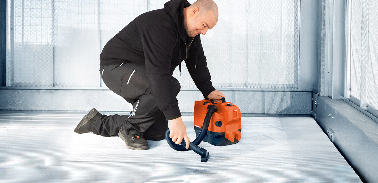 Monteur reinigt die Plattform eines Autoparksystems