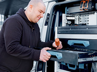 Monteur mit Ersatzteilen für Parksysteme