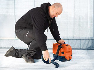 Monteur reinigt einen Duplex-Parker