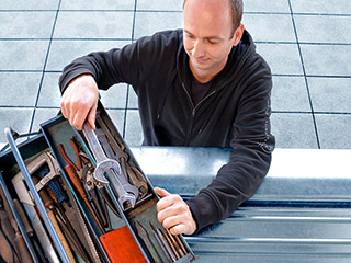 Monteur mit Werkzeug am Parksystem