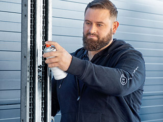 Monteur wartet einen Doppelparker