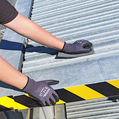 Detailansicht Reinigung eines Auffahrbleches