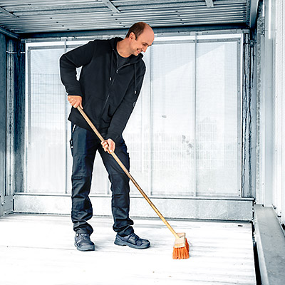 Monteur reinigt einen Doppelparker