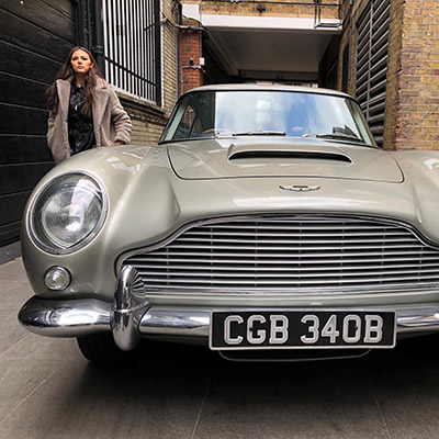 Aston Martin mit Frau in Frontansicht