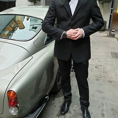 Agent mit Aston Martin