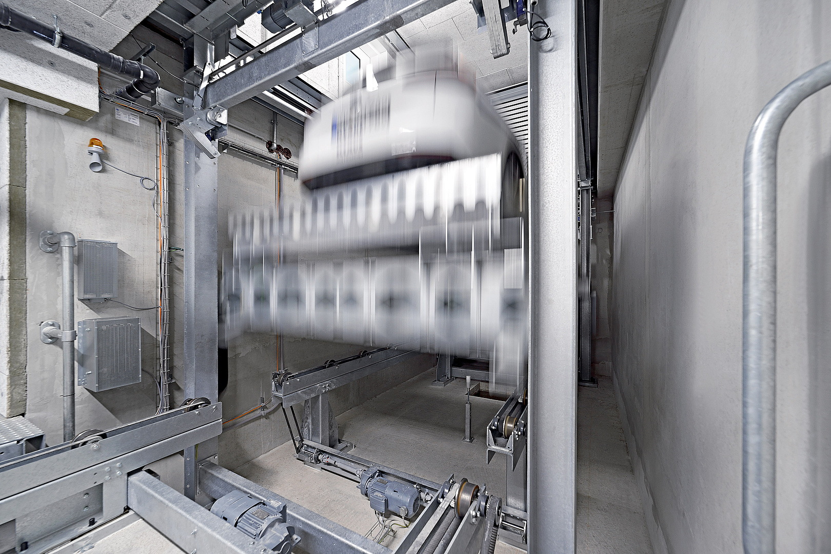 Auto im vollautomatischen Parksystem