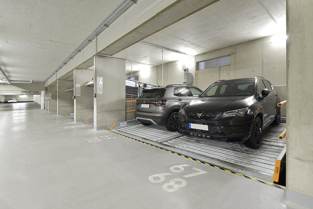 Parker mit zwei Autos