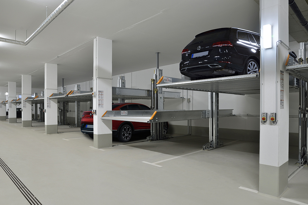 Klaus Multiparking - Referenzobjekt Wolfsburg, Nelkenweg 11 Autos stehen in mehreren nebeneinander installierten SingleVario-2061-Systemen