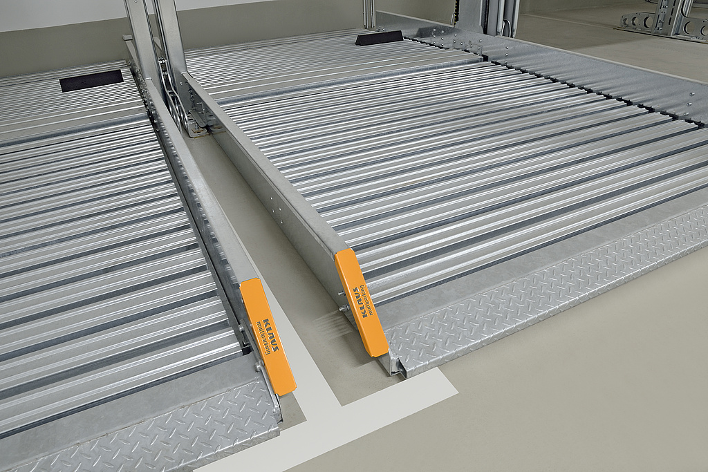 Klaus Multiparking - Referenzobjekt Wolfsburg, Nelkenweg 11 Parkplattformen von mehreren Doppelstockparkern in Nahaufnahme