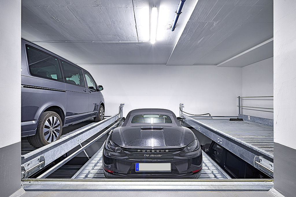 Halbautomatisches Parksystem mit Auto