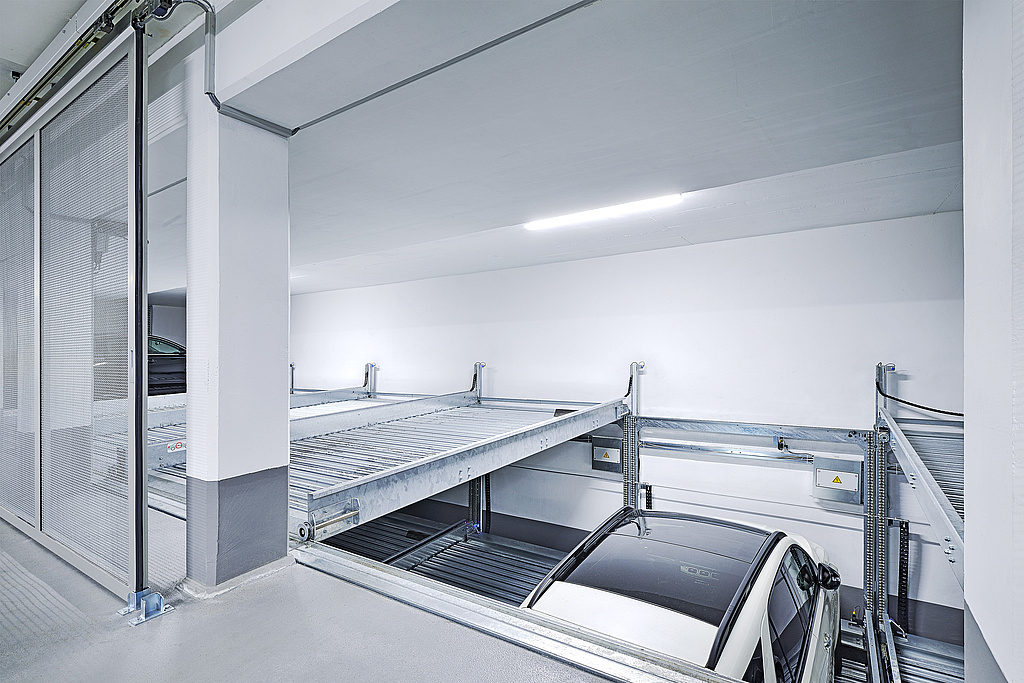 Parksystem mit parkendem Auto